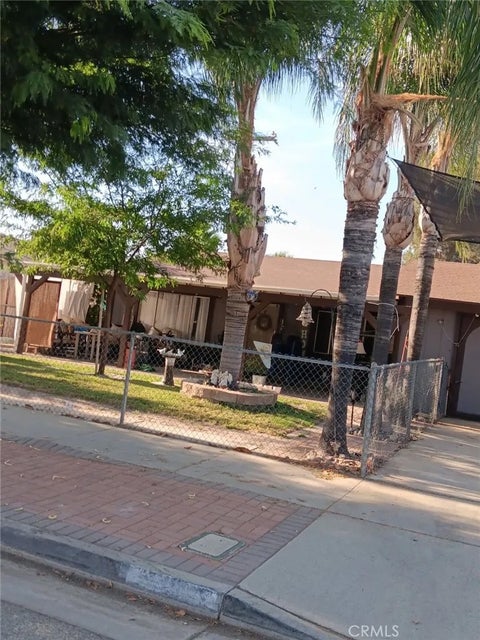 Photo of 260 W Wright ST, Hemet, CA 92543 (MLS # CV26207034)