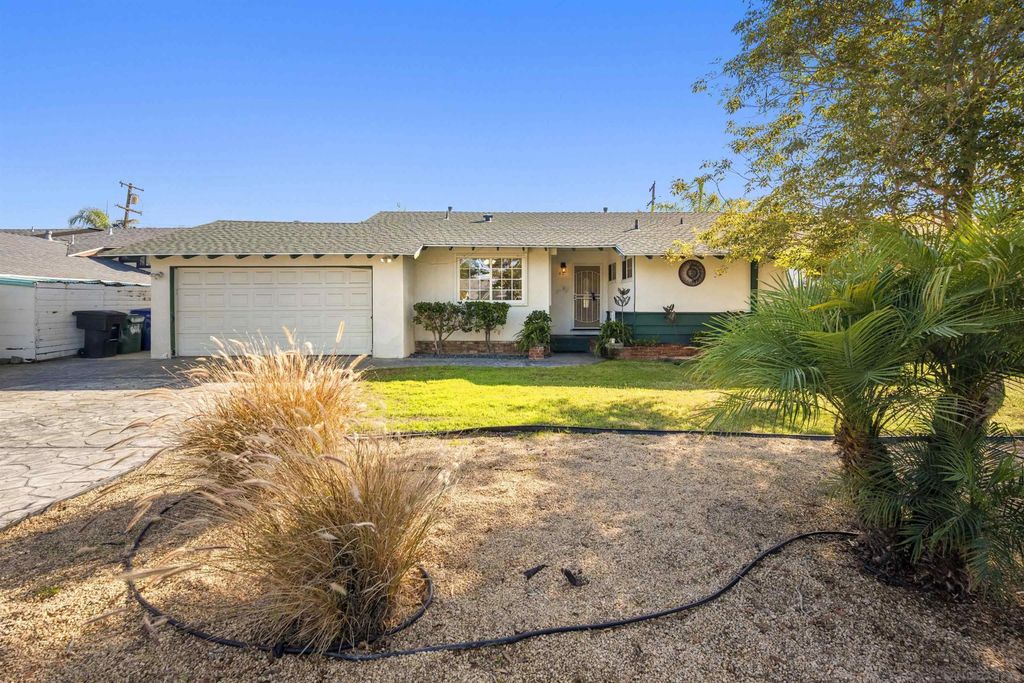 Photo of 62 E Palomar Dr, Chula Vista, CA 91911 (MLS # 250045447)