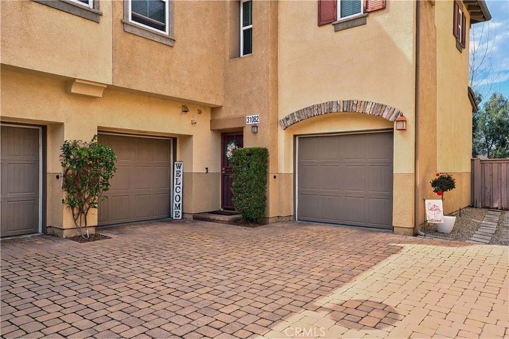 Photo of 31082 Strawberry Tree Ln, Temecula, CA 92592 (MLS # SW26051548)