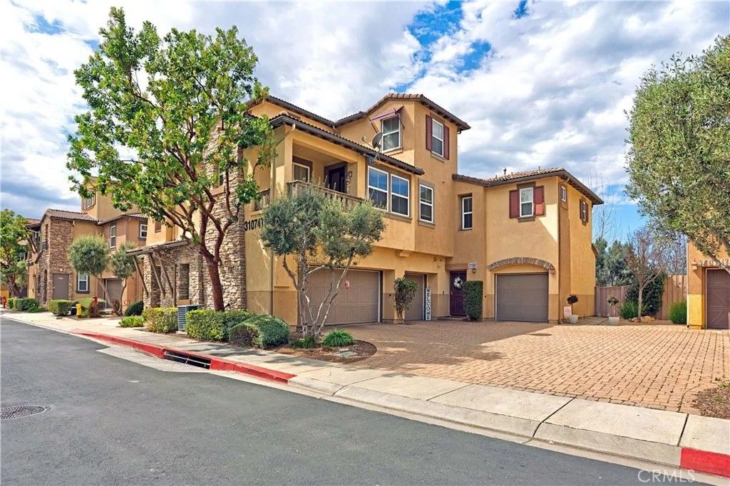 Photo of 31082 Strawberry Tree Ln, Temecula, CA 92592 (MLS # SW26051548)