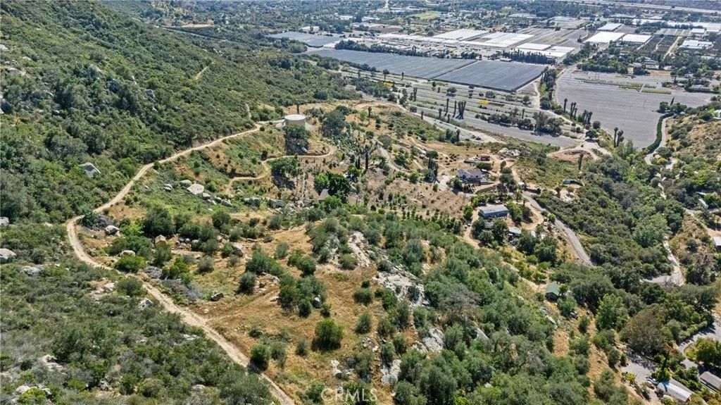 Photo of 38942 Jubilee Way, Fallbrook, CA 92028 (MLS # SW26081659)