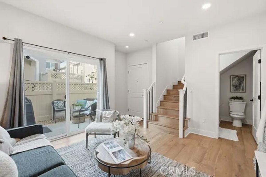 Photo of 2425 Arlington Ave, Torrance, CA 90501 (MLS # SB25280509)