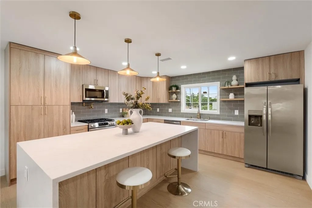606 E Turmont