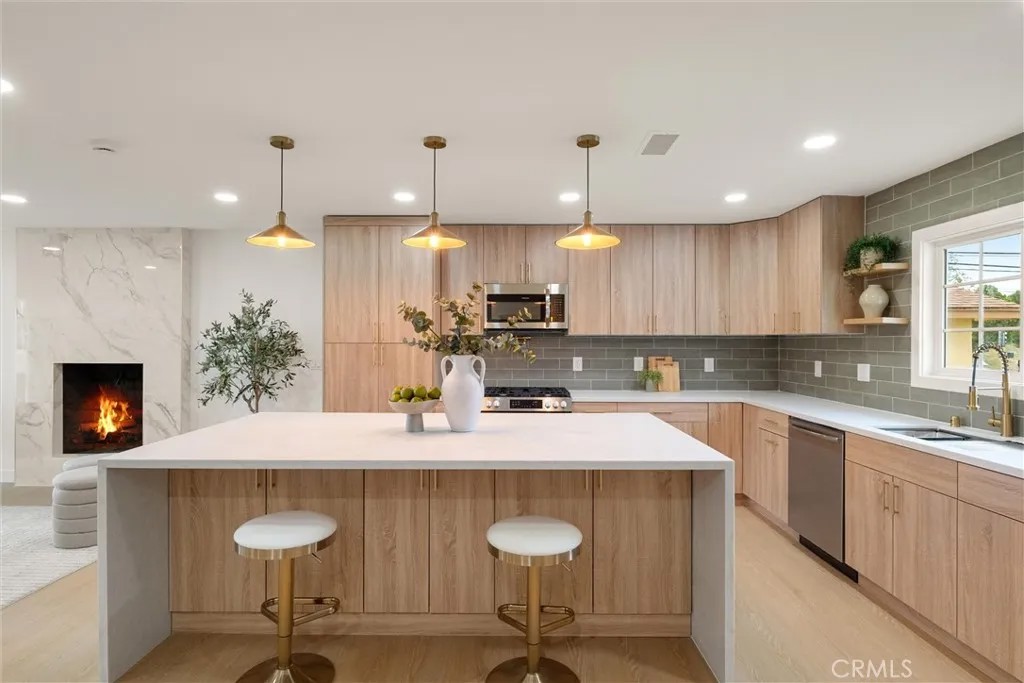 606 E Turmont