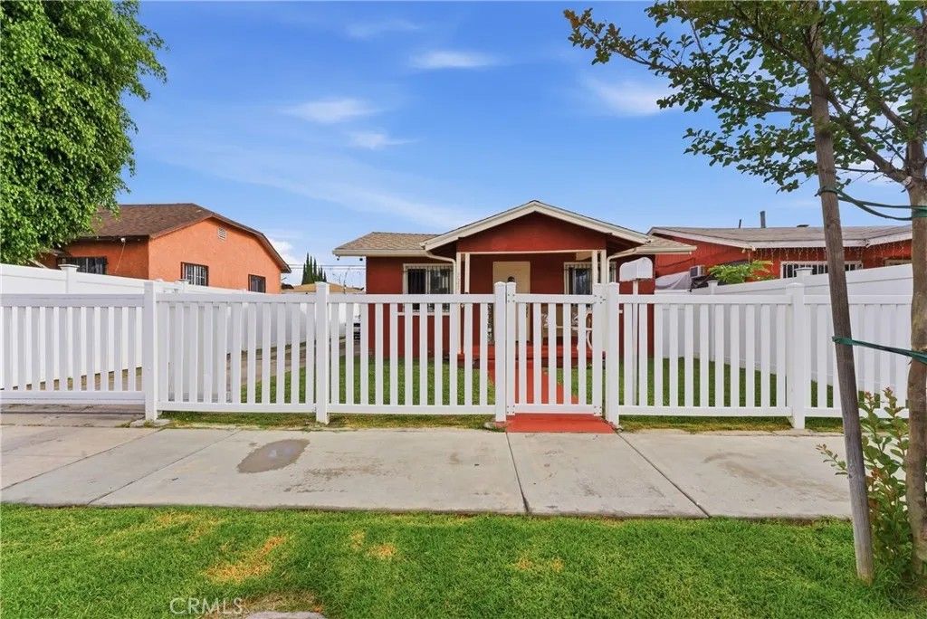 Photo of 723 E 110th St, Los Angeles, CA 90059 (MLS # DW26087782)