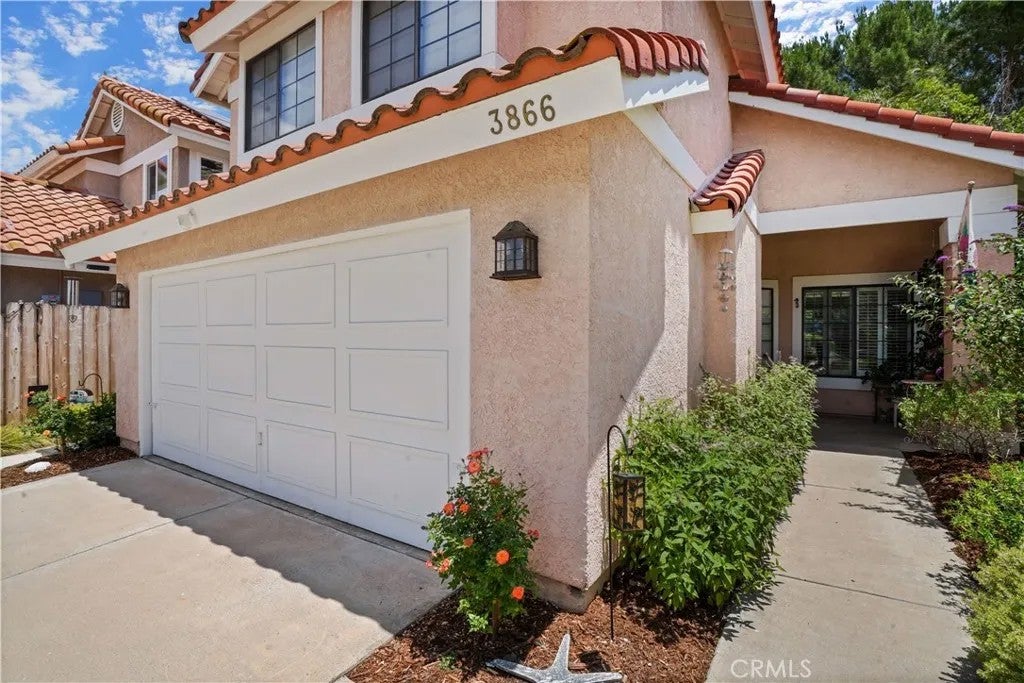 Photo of 3866 Lost Springs Drive, Calabasas, CA 91301 (MLS # SR26210547)