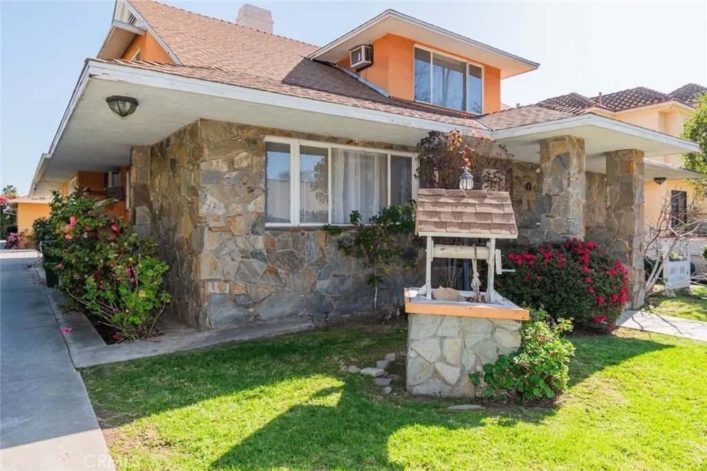 Photo of 460 S El Molino, Pasadena, CA 91101 (MLS # AR26032464)