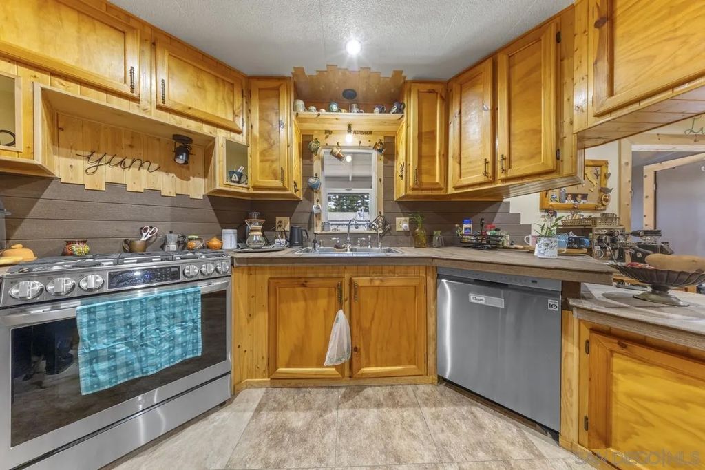 Photo of 1380 Oak Hill Dr #SPC 42, Escondido, CA 92026 (MLS # 260004891)