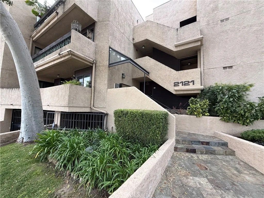 Photo of 2121 Scott Road #104, Burbank, CA 91504 (MLS # GD26020053)