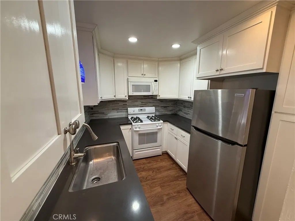 Photo of 2121 Scott Road #104, Burbank, CA 91504 (MLS # GD26020053)