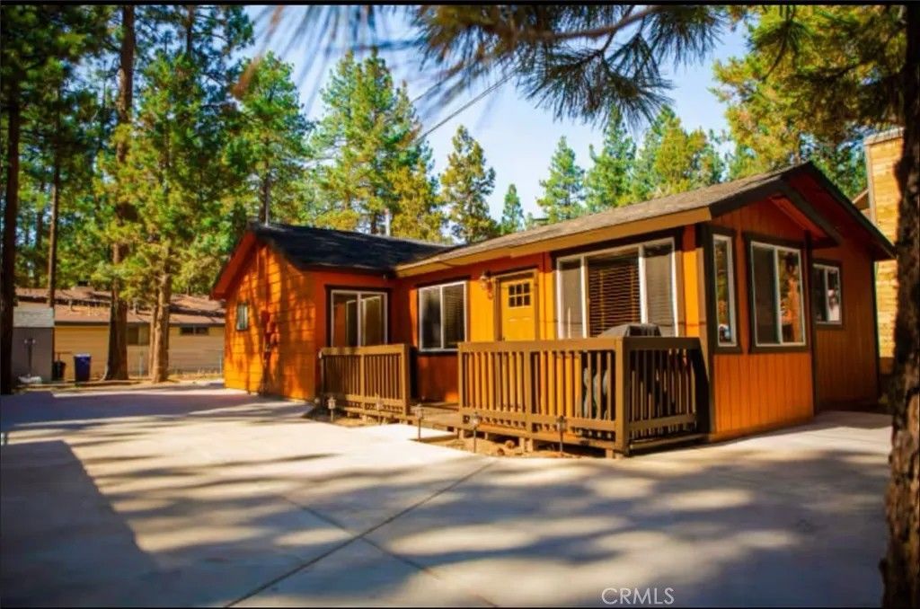 Photo of 901 Anita Ave, Big Bear Lake, CA 92314 (MLS # DW25268595)