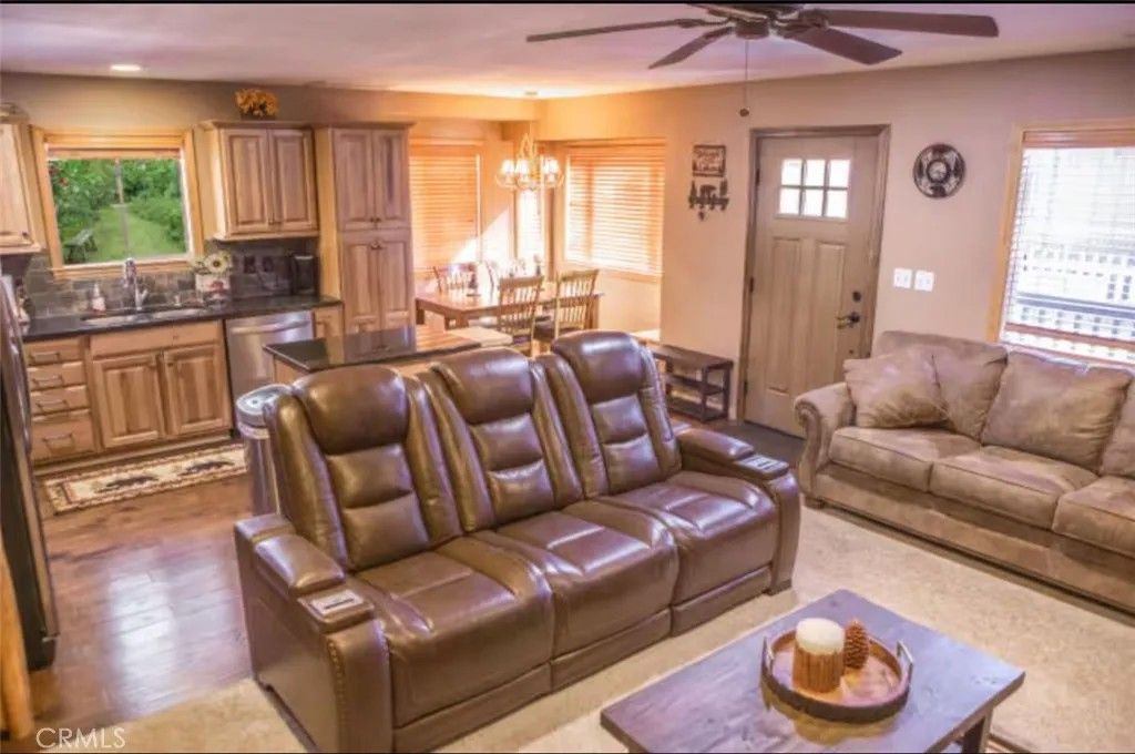 Photo of 901 Anita Ave, Big Bear Lake, CA 92314 (MLS # DW25268595)