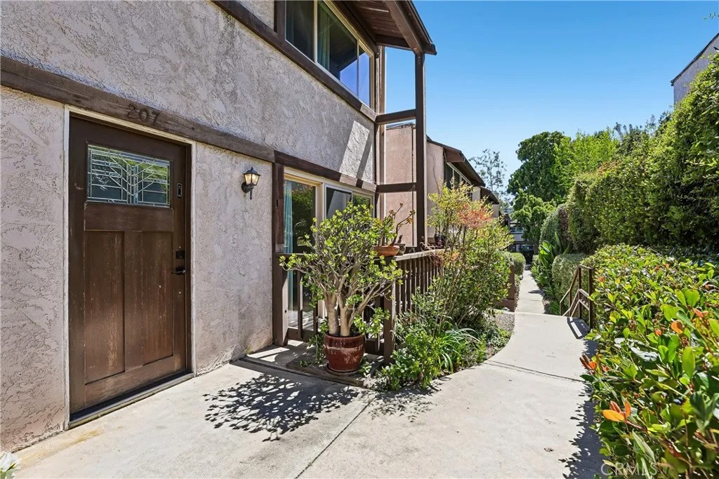 328 S Miraleste