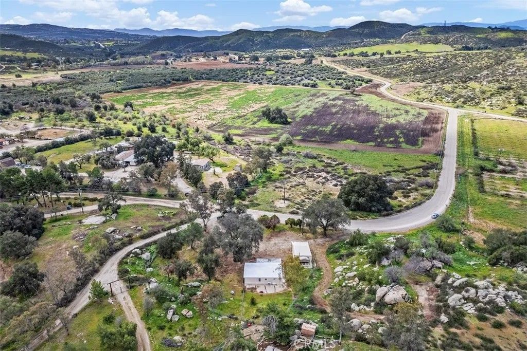 Photo of 42580 E Benton Rd, Hemet, CA 92544 (MLS # SW26037475)