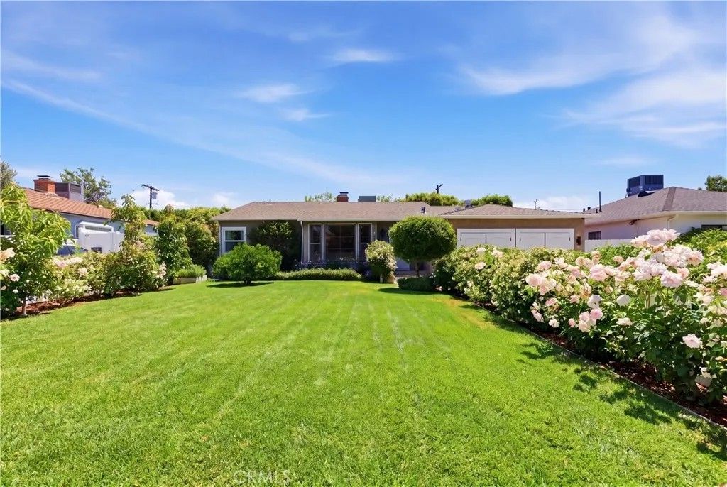 Photo of 6630 Saloma Avenue, Van Nuys, CA 91405 (MLS # SR26111895)