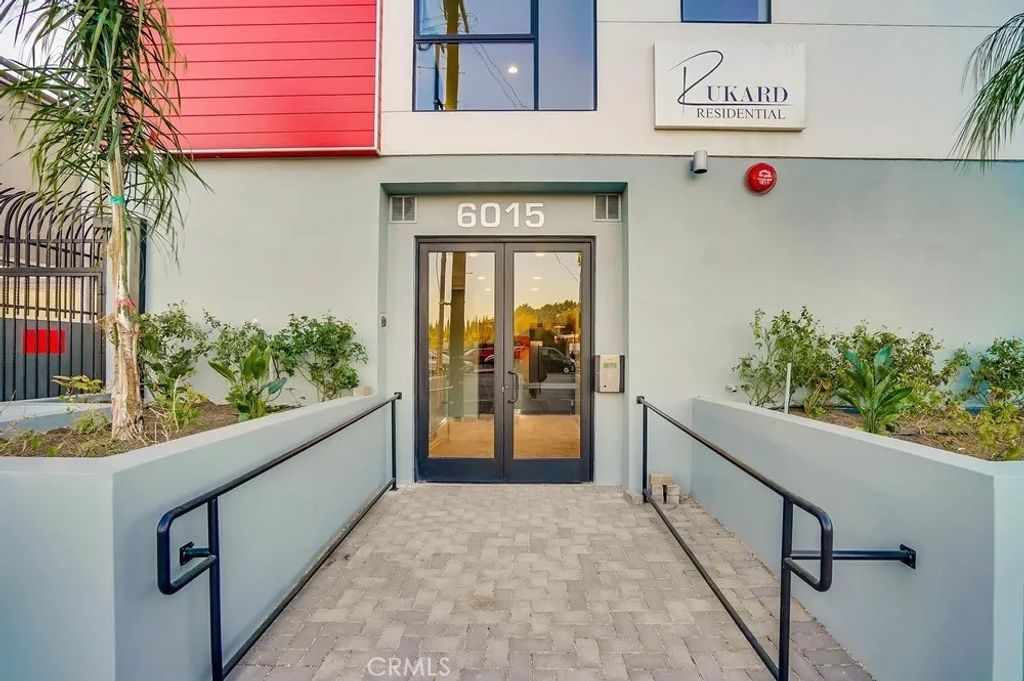 Photo of 6015 Woodman Avenue #206, Van Nuys, CA 91401 (MLS # SR26076660)