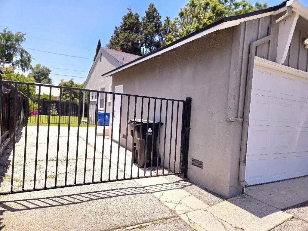 Photo of 18350 Lorne St, Reseda, CA 91335 (MLS # SR26027206)