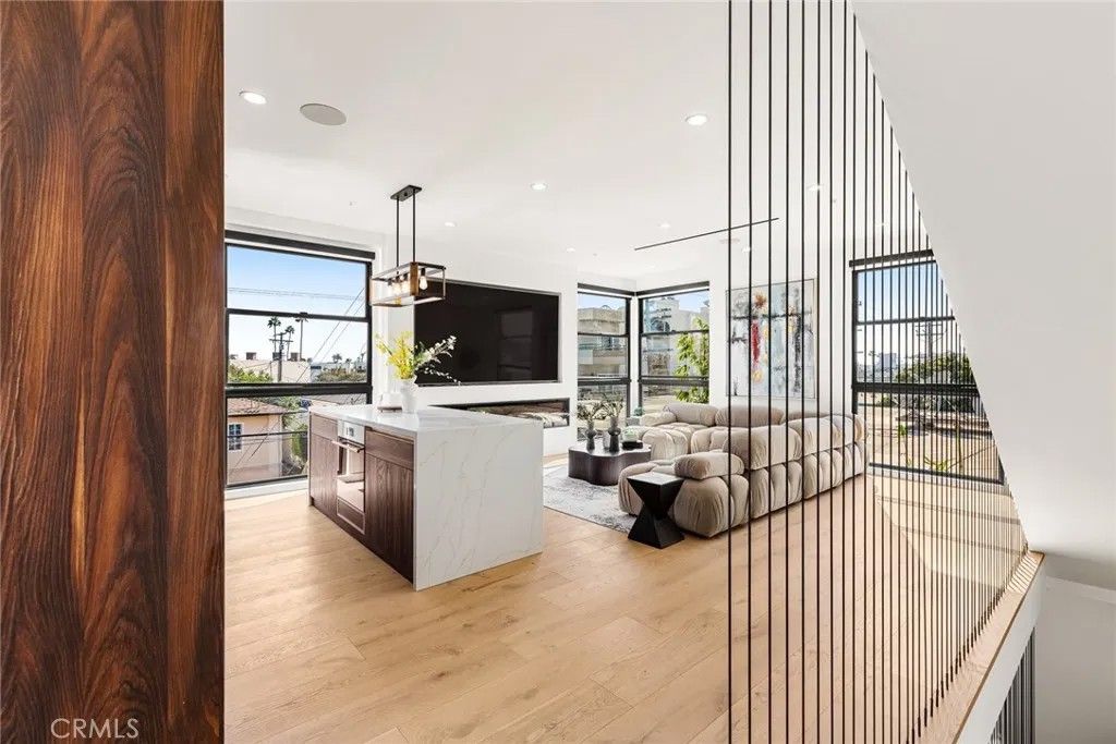 Photo of 3975 Frances Avenue, West Los Angeles, CA 90066 (MLS # SR25273188)