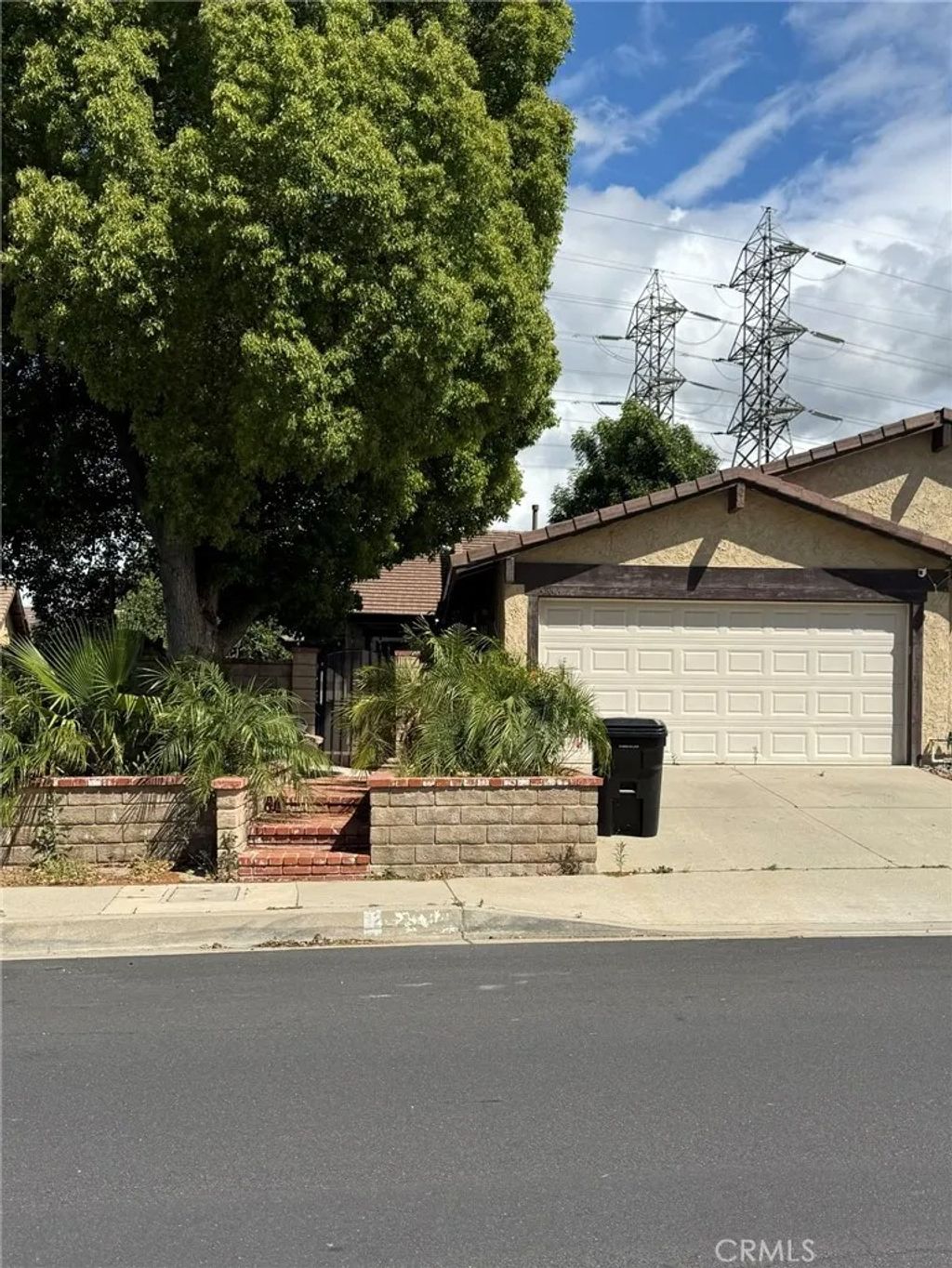 Photo of 25586 Alicante DR, Valencia, CA 91355 (MLS # SR26096874)