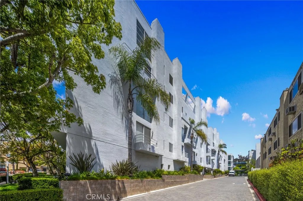 520 S Barrington Avenue 116