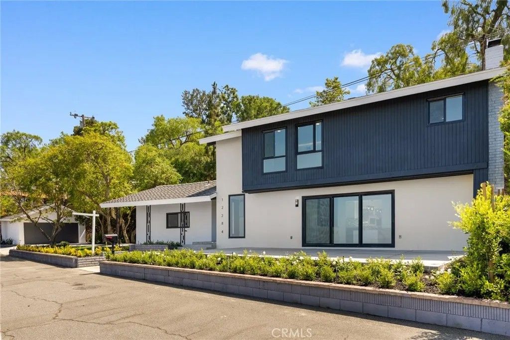 Photo of 12284 Circula Panorama, Santa Ana, CA 92705 (MLS # TR26082389)