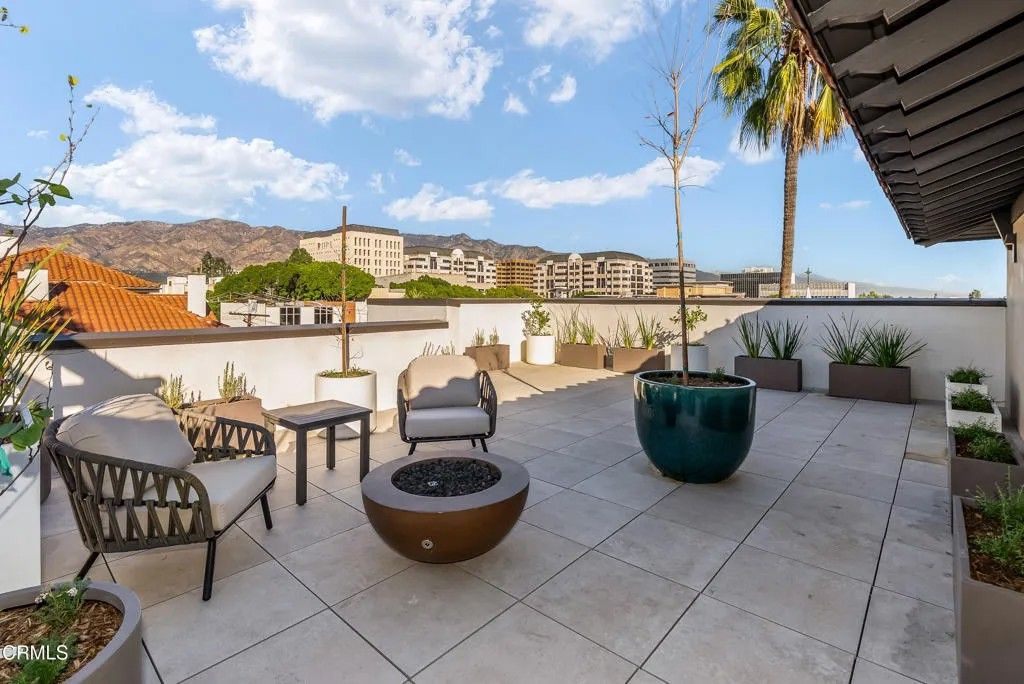 Photo of 139 S Oak Knoll Avenue #102, Pasadena, CA 91101 (MLS # P1-25232)