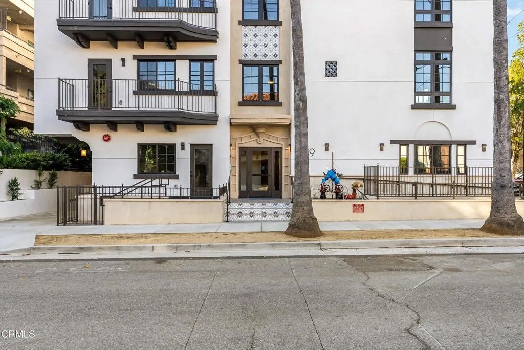 Photo of 139 S Oak Knoll Avenue #102, Pasadena, CA 91101 (MLS # P1-25232)
