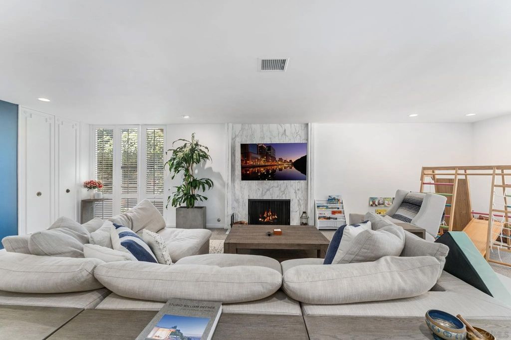 Photo of 2315 Avenida De La Playa, La Jolla, CA 92037 (MLS # 250042633)