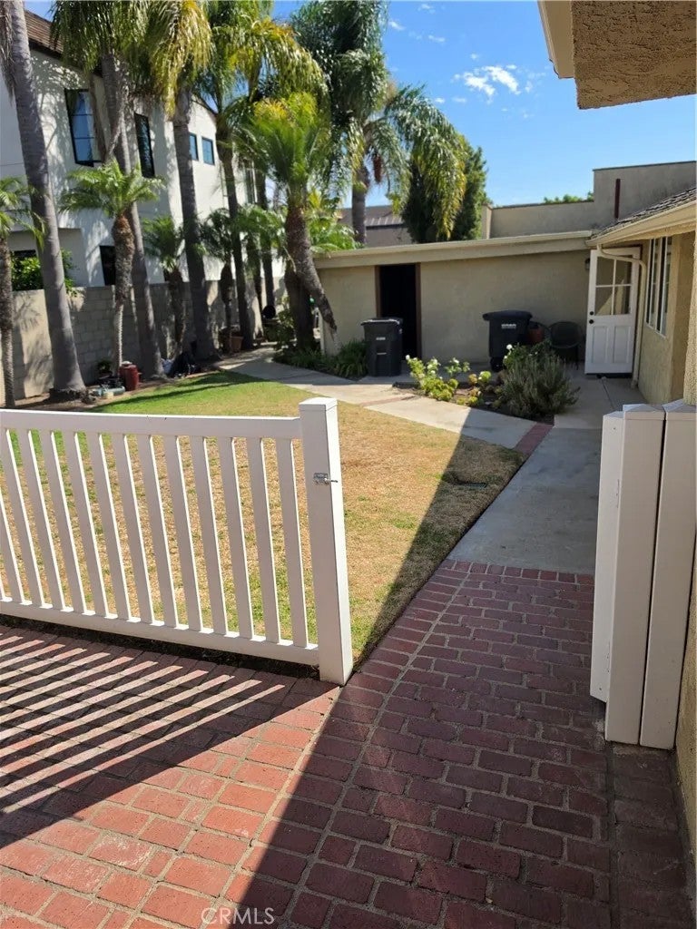 2212 Laurel
