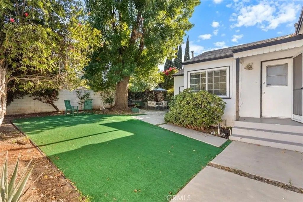 Photo of 17900 Hatteras St, Encino, CA 91316 (MLS # SR26015597)