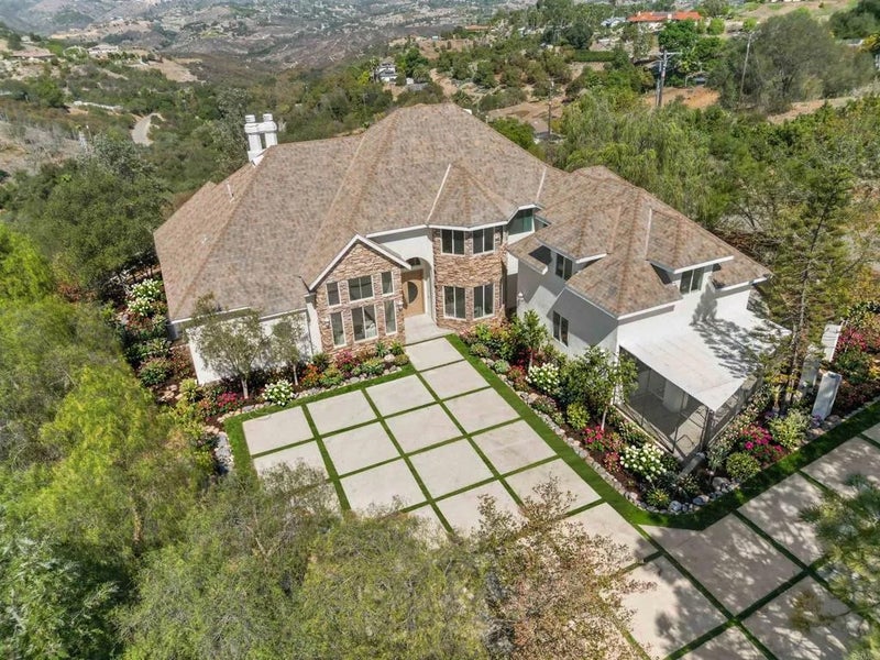 1094 Hillcrest View Lane