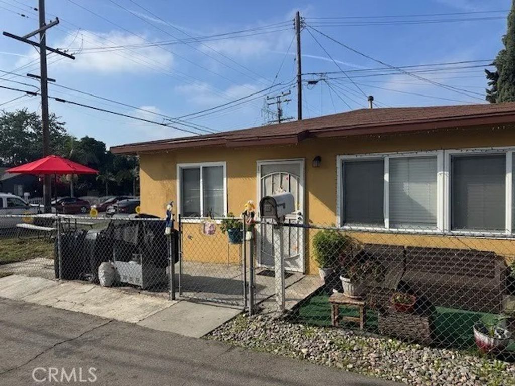 Photo of 5523 Gotham Avenue, Bell Gardens, CA 90201 (MLS # AR26008090)