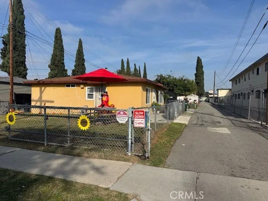 Photo of 5523 Gotham Avenue, Bell Gardens, CA 90201 (MLS # AR26008090)