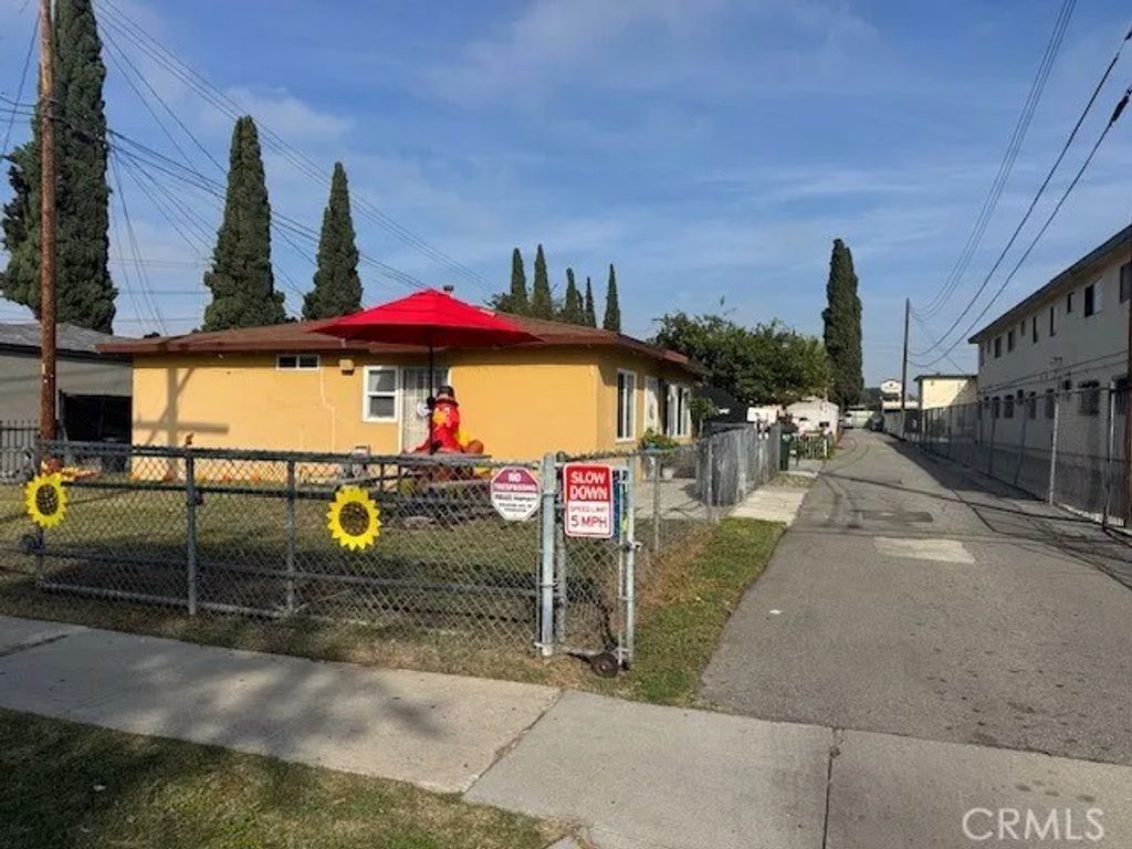 Photo of 5523 Gotham Avenue, Bell Gardens, CA 90201 (MLS # AR26008090)