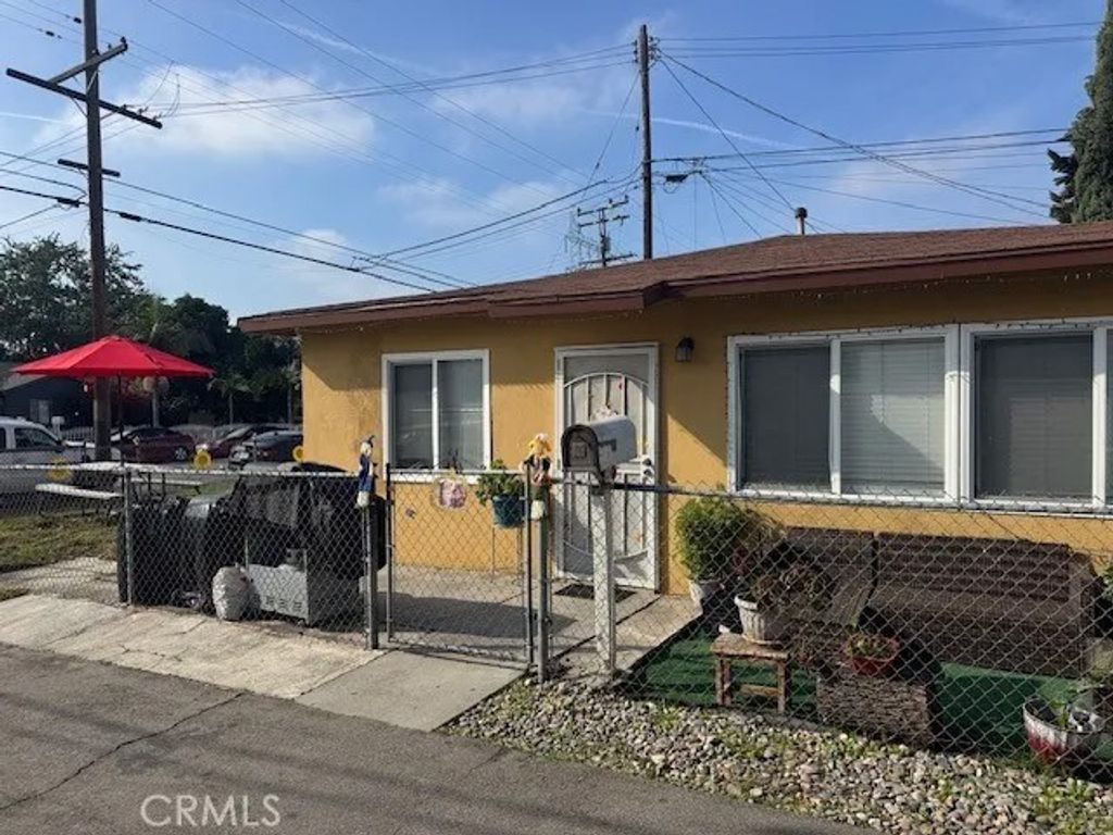 Photo of 5523 Gotham Avenue, Bell Gardens, CA 90201 (MLS # AR26008090)