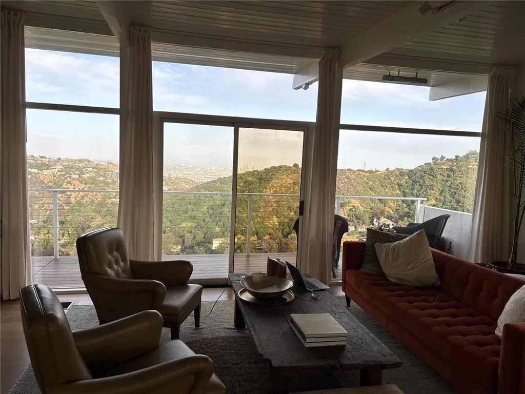 Photo of 8656 Skyline Dr, Los Angeles, CA 90046 (MLS # DW26014104)