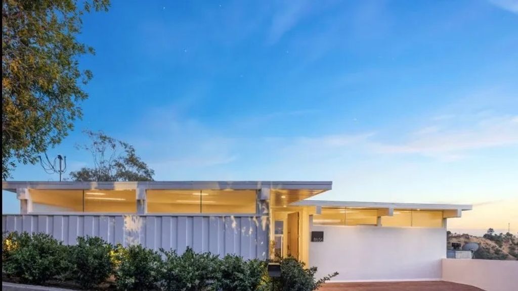 Photo of 8656 Skyline Dr, Los Angeles, CA 90046 (MLS # DW26014104)