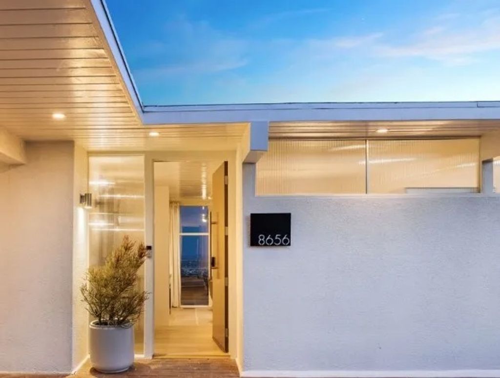 Photo of 8656 Skyline Dr, Los Angeles, CA 90046 (MLS # DW26014104)