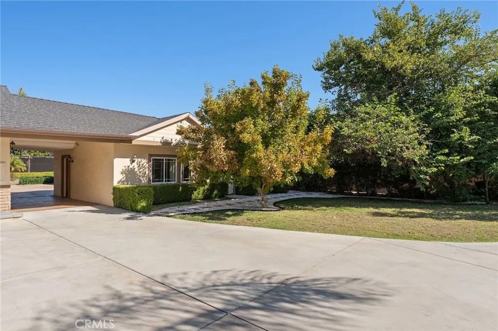 Photo of 22639 Calvert Street #F, Woodland Hills, CA 91367 (MLS # SR26024464)