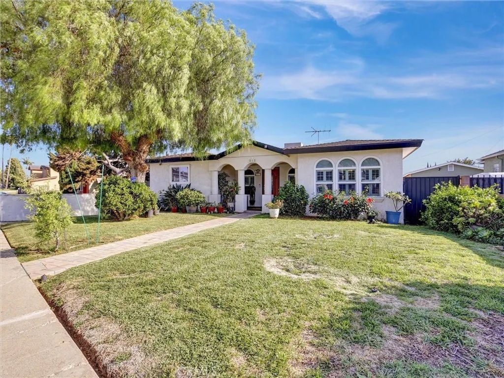 Photo of 812 W Athens Blvd, Los Angeles, CA 90044 (MLS # SB26072163)