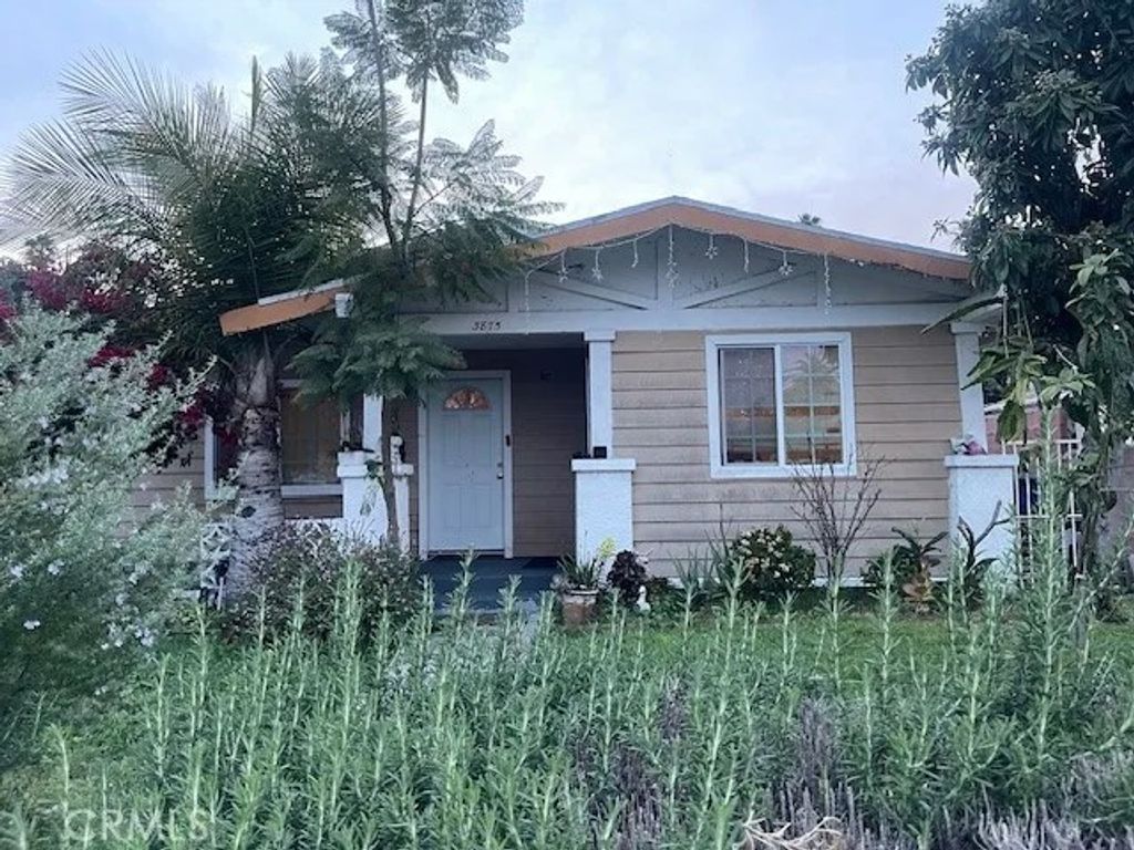 Photo of 3875 Arlington Ave, Los Angeles, CA 90008 (MLS # SR26045981)