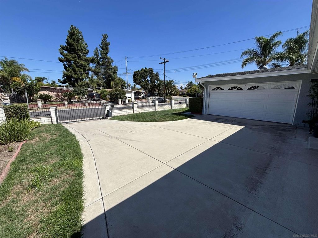 Photo of 610 Shuboro St, Vista, CA 92083 (MLS # 250039569)