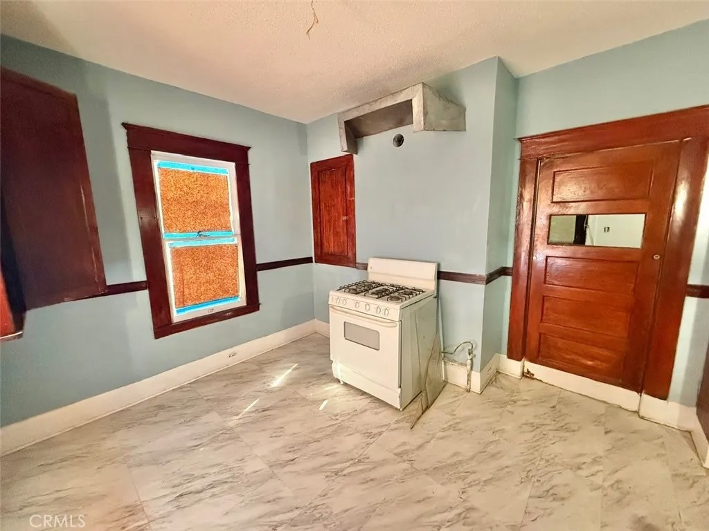860 W 54th