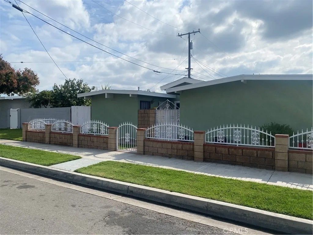 Photo of 2030 W Dogwood Ave, Anaheim, CA 92801 (MLS # PW26005131)