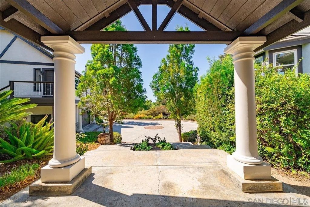 Photo of 2114 Vista Valle Verde Dr, Fallbrook, CA 92028 (MLS # 250040803)