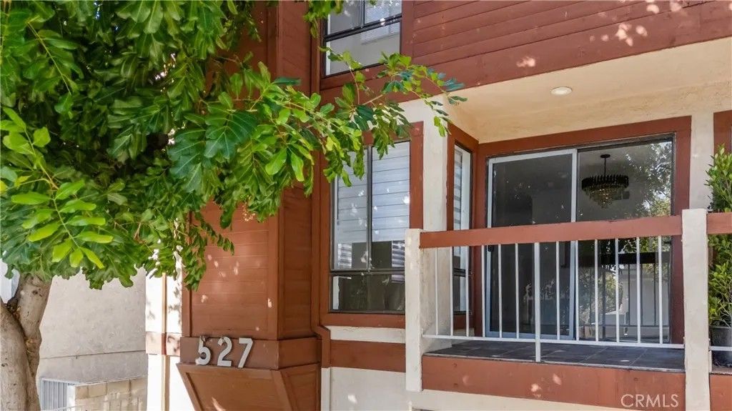 Photo of 527 E Elmwood Ave, Burbank, CA 91501 (MLS # GD25274096)