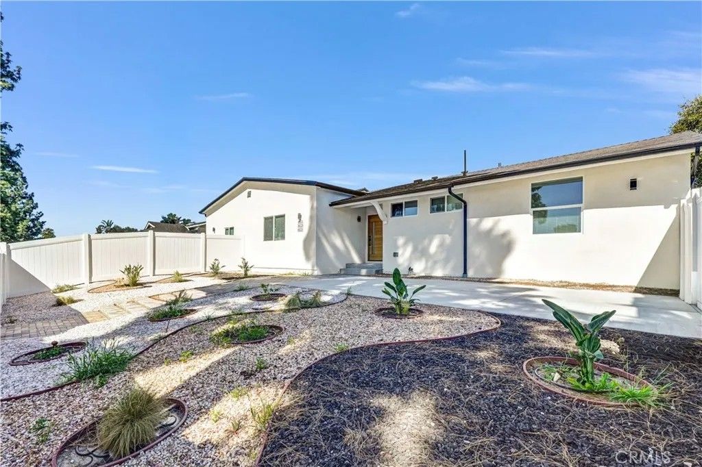 Photo of 18225 Chatsworth St, Northridge, CA 91326 (MLS # SR26045598)