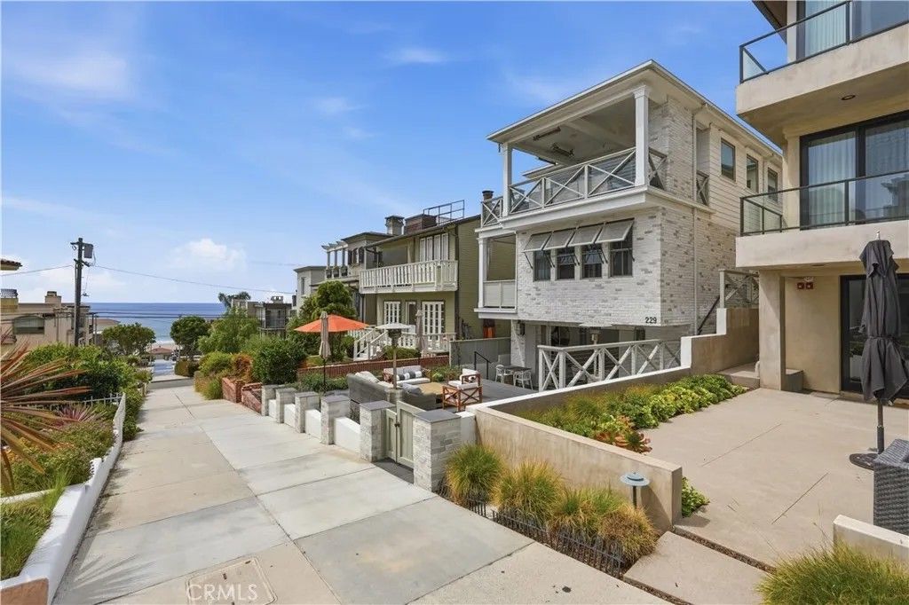 Photo of 229 8th Pl, Manhattan Beach, CA 90266 (MLS # SB26079004)