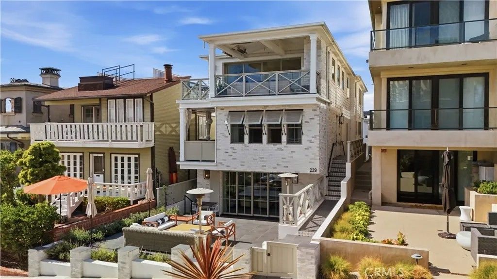 Photo of 229 8th Pl, Manhattan Beach, CA 90266 (MLS # SB26079004)