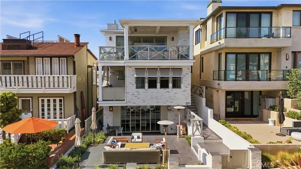 Photo of 229 8th Pl, Manhattan Beach, CA 90266 (MLS # SB26079004)